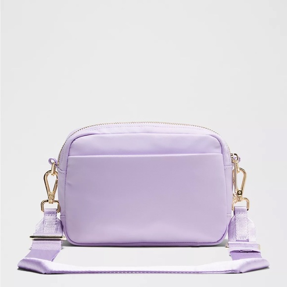 Lululemon Everywhere Crossbody Bag 2L Metal Hardware- Lavender Frost/Gold - Picture 3 of 5